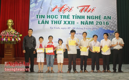 Trao giải cho các thí sinh đạt giải nhì hội thi. 