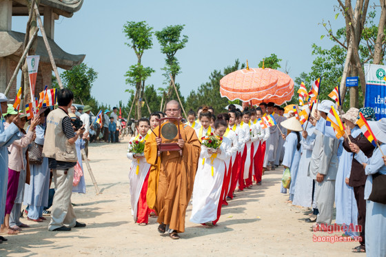 Lễ dâng hoa chào mừng Lễ hội văn hóa 