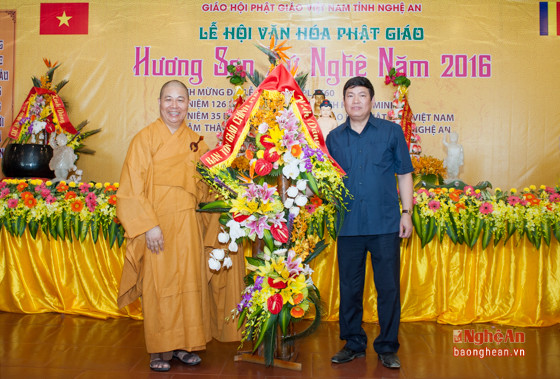 Ông Bùi Thanh Hà  - Phó Trưởng Ban thường trực Ban Tôn giáo Chính phủ tặng hoa chúc mừng Giáo hội Phật giáo Việt  Nam tỉnh Nghệ An