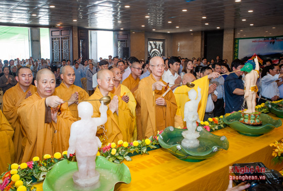 Cử hành nghi lễ tắm phật đầy tôn nghiêm, một nghi thức không thể thiếu trong lễ Phật đản, với ý niệm gội sạch được bụi bặm phiền não của cuộc đời, thân tâm được mát mẻ, an vui.