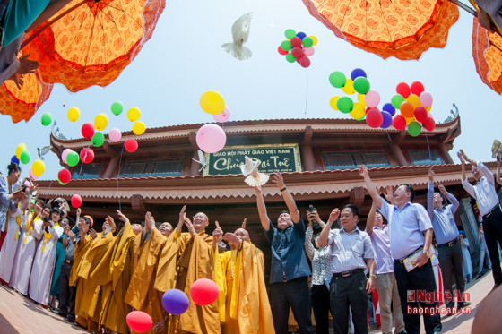 Thả chim phóng sinh và bóng bay cầu mong hòa bình, quốc thái dân an 