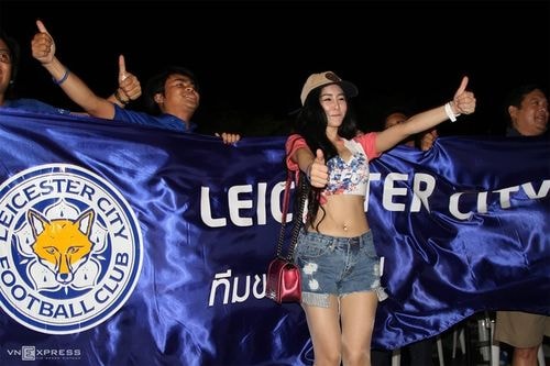 Ở dưới sân khấu, người hâm mộ Leicester phấn khích hò hét, cổ vũ cho đội quân của HLV Ranieri theo các diễn biến trận đấu trên sân bóng King Power ở Anh quốc.