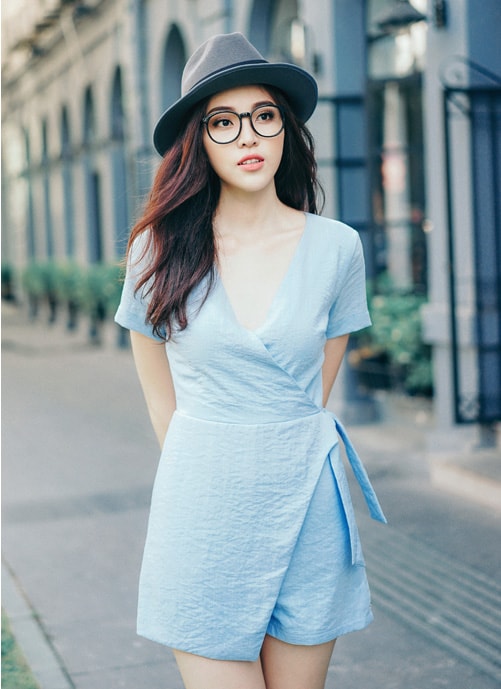 Trang phục vạt chéo với nét nhẹ nhàng và phóng khoáng được rất nhiều người đẹp yêu thích và lựa chọn khi xuống phố. Cùng với tông màu xanh thiên thanh, bạn gái bỗng trở thành cơn gió mát lành.