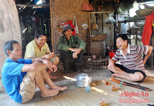 Ông Lô Văn Thìn (ngoài cùng, bên phải) kể lại những ngày tháng làm việc khổ ải nơi bãi vàng ở huyện Phước Sơn (Quảng Nam). Theo lời ông, đó là cảnh sống nơi 