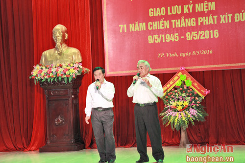 Tiết mục song ca của các thành viên Hội Hữu nghị Việt - Nga tỉnh Nghệ An ca ngợi tinh thần đấu tranh anh dũng của Hồng quân Liên Xô trong cuộc chiến tranh vệ quốc vĩ đại.