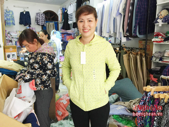 Nhiều chị em đến chọn mua áo chống tia cực tím tại một cửa hàng trên đường Nguyễn Văn Cừ