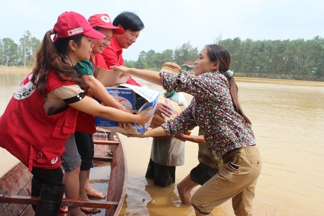 Cứu trợ người dân bị thiên tai.
