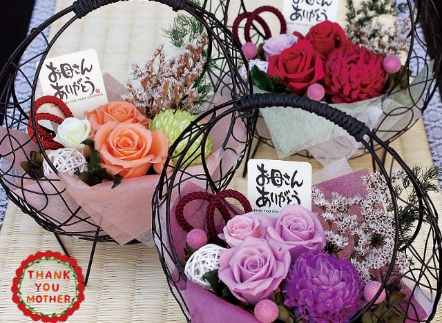 Trẻ em Nhật Bản thường làm đồ thủ công dễ thương hoặc vẽ hình ảnh cho các bà mẹ, đây là món quà rất dễ thương và cũng là lời chúc đáng yêu nhất dành cho người phụ nữ tuyệt vời nhất trong gia đình.