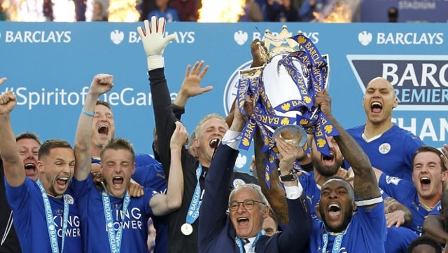 Thầy trò HLV Ranieri vỡ òa hạnh phúc nâng cao cúp vô địch Premier League mùa 2015/2016.
