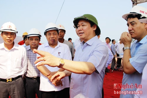 DPM Vuong Dinh Hue visited the cement grinding station and deep sea port in Nghi Thiet commune, Nghi Loc.
