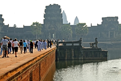 Khách du lịch đến tham quan Ạngkor Wat. Ảnh: Dennis Javis.