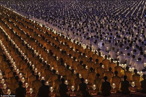 Những nhà sư tụ hội rước nến trong lễ tấn phong của các nhà sư mới tại Wat Phra Dhammakaya, một đền thờ phía bắc Bangkok, Thái Lan. Đây là thánh địa của phong trào Dhammakaya, một giáo phái Phật giáo hình thành những năm 1970, dẫn đầu bởi một thầy tu tên là Phra Dhammachayo.