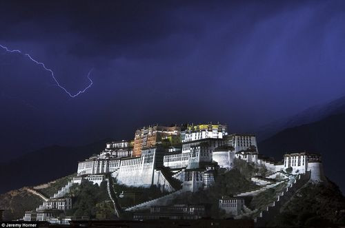 Sét đánh xé toang bầu trời bao phủ cung điện Potala trong một cơn bão ở Lhasa. Nơi đây từng là nơi cư trú mùa đông của Đức Đạt Lai Lạt Ma.