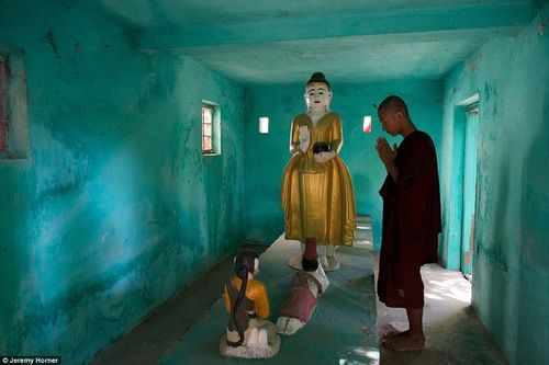 Một nhà sư đang cầu nguyện tại một trong hàng ngàn ngôi đền ở Amarapura, một thành phố từng là thủ đô của Myanmar.