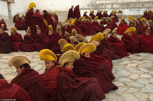 Các nhà sư tại trường Phật giáo Gelugpa ở Tây Tạng, đội mũ vàng đặc trưng của họ và chờ đợi bên ngoài hội trường cầu nguyện chính của tu viện Labrang.