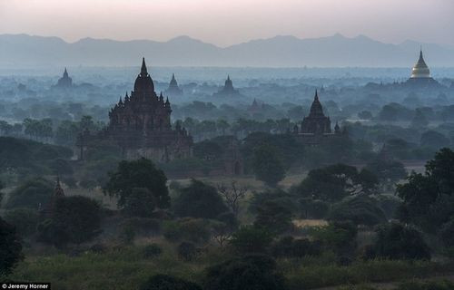 Những ngôi chùa tháp ẩn hiện trong màn sương mù trên sông Irawaddy, Bagan, một thành phố cổ ở Myanmar.