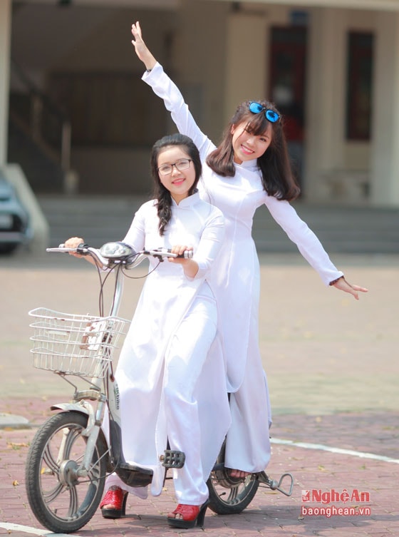 Linh và các bạn trong bộ ảnh kỷ yếu