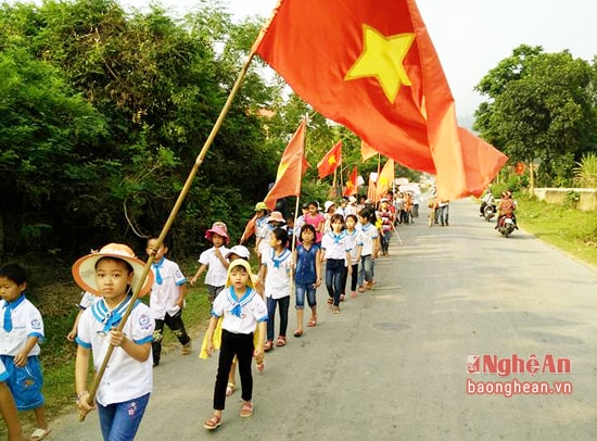 Học sinh Trường Tiểu học Hoàn Long diễu hành tuyên truyền bầu cử trên các tuyến đường..