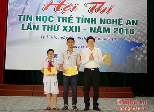 Nguyễn Duy Đức (giữa) tại Lễ trao giải Hội thi tin học trẻ lần thứ 22 năm 2016.