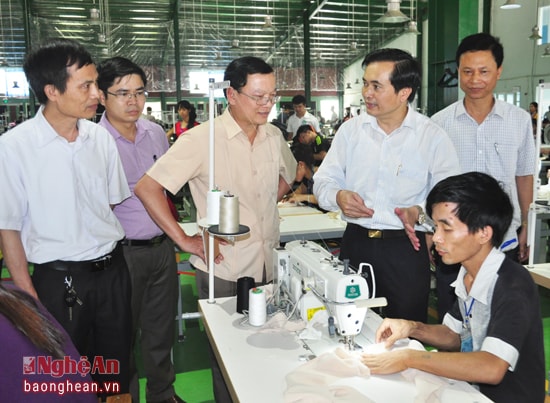 Đồng chí Lê Ngọc Hoa - Tỉnh ủy viên, Phó Chủ tịch UBND tỉnh báo cáo chương tình hành động của mình nếu trúng cử đại biểu HĐND tỉnh