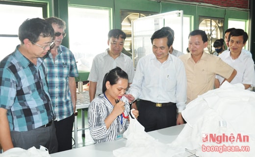Đồng chí Lê Ngọc Hoa - Tỉnh ủy viên, Phó Chủ tịch UBND tỉnh báo cáo chương tình hành động của mình nếu trúng cử đại biểu HĐND tỉnh