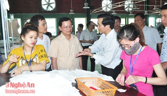 Đồng chí Lê Ngọc Hoa - Tỉnh ủy viên, Phó Chủ tịch UBND tỉnh báo cáo chương tình hành động của mình nếu trúng cử đại biểu HĐND tỉnh