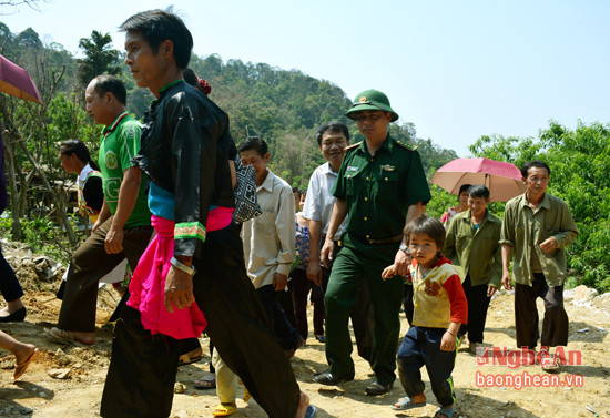 Lực lượng BĐBP đồn Nhôn Mai vận động bà con đến nghe tuyên truyền về bầu cử