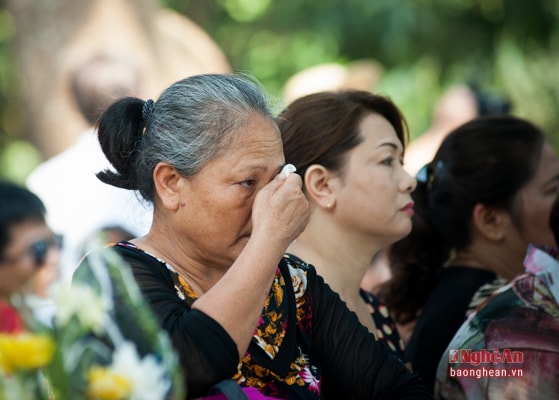 Theo dõi chương trình biểu diễn, nhiều khán giả lớn tuổi không kìm được nước mắt. Trong ảnh, bà