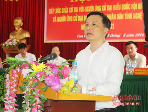 Ông Lê Quang Huy - Phó Bí thư Tỉnh ủy, ứng cử viên ĐBQH trình bày dự kiến chương trình hành động. 