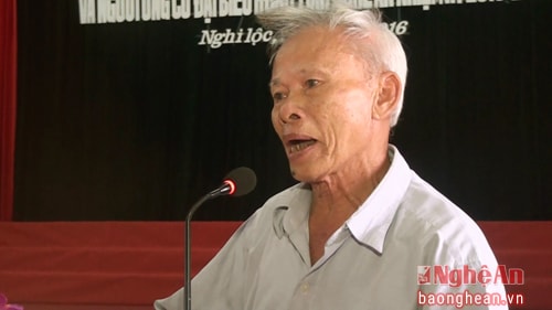 Cử tri Nguyễn Quang Trung - Bí thư chi bộ 4 xã Nghi Đồng - Nghi Lộc bày tỏ nguyện vọng trước các ứng viên.