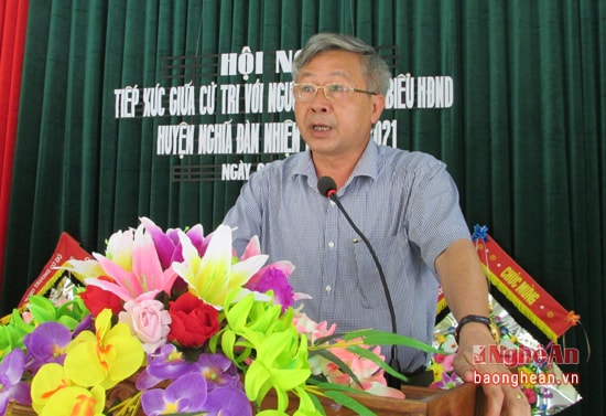 Đc Vi Văn Định, TUV, bí thư huyện ủy, chủ tịch HĐND huyện trả lời một số ý kiến của cư tri (1)