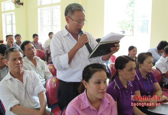 Cử tri xã Nghĩa Hồng phát biểu tại cuộc tiếp xúc