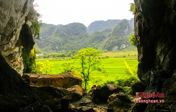 Nhìn từ cửa hang, cánh đồng lúa bản Phà xanh mươt hữu tình