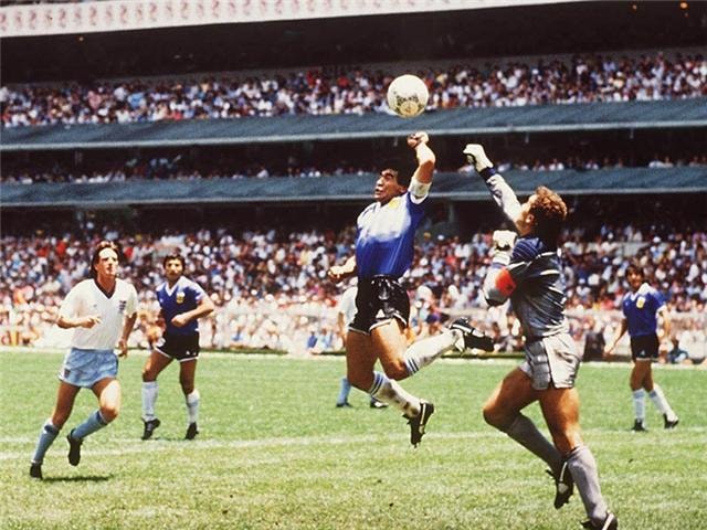 Ảnh 02: Trọng tài Ali Bin Nasser (Anh vs Argentina, 1986)