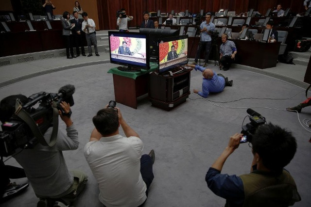 Các phóng viên nước ngoài tác nghiệp tại khách sạn trung tâm Bình Nhưỡng, Triều Tiên ngày 8/5. Ảnh: Reuters.