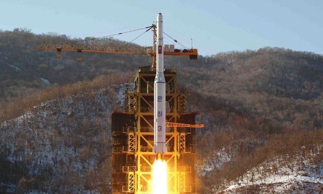 Triều Tiên liên tiếp thực hiện các vụ thử nghiệm tên lửa và hạt nhân, bất chấp những biện pháp trừng phạt mạnh mẽ từ HĐBA LHQ. Ảnh: AP.