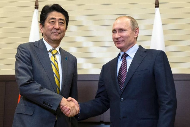 Tổng thống Nga hoan nghênh Thủ tướng Nhật Bản tại thành phố Sochi hôm 6/5. Ảnh: AFP.