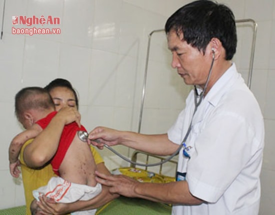 Bác sĩ CK II Nguyễn Văn Sơn khám cho bệnh nhân.