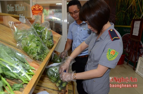 Đoàn thanh tra thực hiện lấy mẫu rau, quả để kiểm nghiệm.