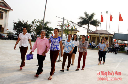 Đông đảo cử tri tới Hội trường UBND xã Quỳnh Di tham gia buổi tiếp xúc, tranh cử của các ứng cử viên.