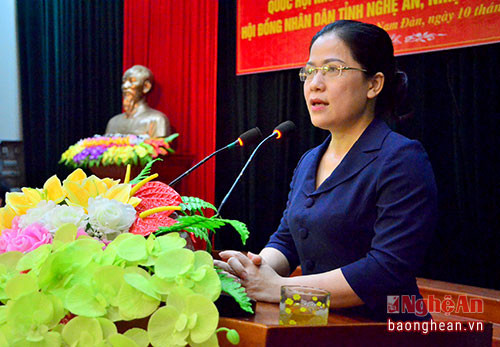 Bà Nguyễn Thị Kim Chi - Ủy viên BCH Đảng bộ tỉnh, Giám đốc Sở GD&ĐT, ứng cử viên HĐND tỉnh khóa XVII trình bày chương trình hành động.