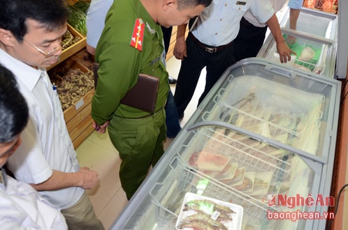 Cửa hàng Tâm Nguyên kinh doanh thịt, cá, tôm khi không được phép.