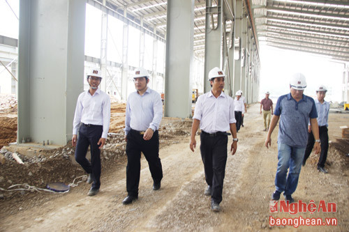 Đồng chí Nguyễn Đắc Vinh tranh thủ thời gian nghỉ trưa đi thăm và khảo sát tiến độ Dự án nhà máy Tôn Hoa Sen.