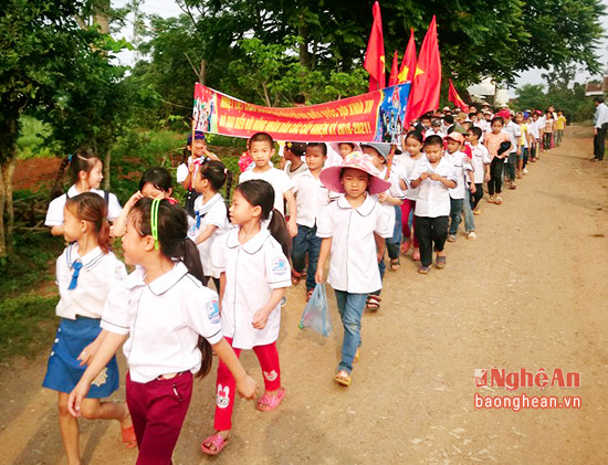 học sinh Trường Tiểu học và THCS Nghĩa Thắng, Nghĩa Đàn đã  tham gia diễu hành trên trục đường của xã tuyên truyền, cổ động chào mừng  ngày hội bầu cử.Các