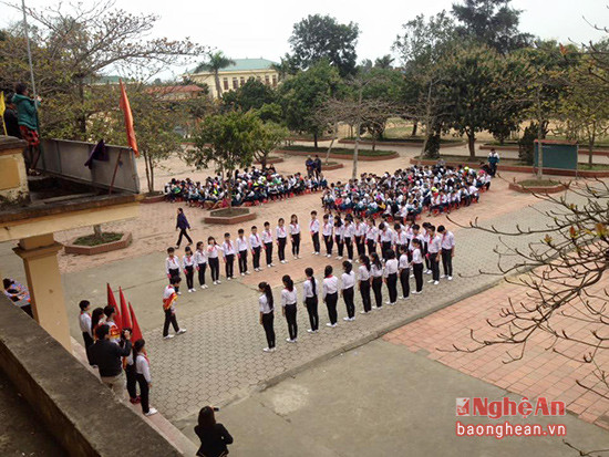 Trường THCS Nghi Xuân thi nghi thức đội.