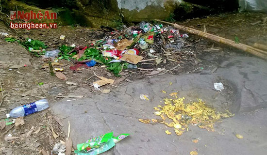 Sau ngày nghỉ lễ, du khách rút về rác cũng đọng lại rất nhiều trên thác.