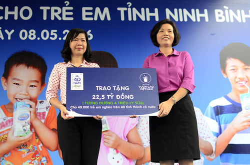 Năm 2016, nhân dịp kỷ niệm chặng đường 40 năm xây dựng và phát triển, Vinamilk và Quỹ sữa Vươn cao Việt Nam sẽ dành tặng một lượng sữa trị giá 22,5 tỉ đồng trao tặng cho 40.000 trẻ em nghèo tại 40 tỉnh thành khó khăn trên cả nước