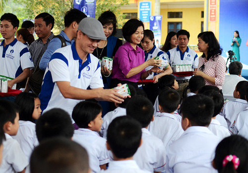 Tại chương trình, các em học sinh đã có cơ hội được gặp mặt, trò chuyện và cùng chơi những trò chơi vui nhộn cùng với các Đại sứ của chương trình Quỹ sữa Vươn cao Việt Nam là Nghệ sỹ hài Xuân Bắc và Nghệ sỹ hài Tự Long