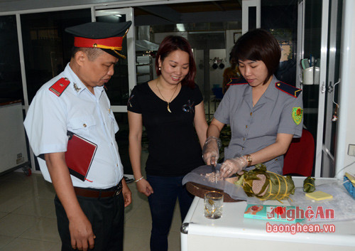 Thử test nhanh ở cơ sở sản xuất giò chả Hậu Trang.