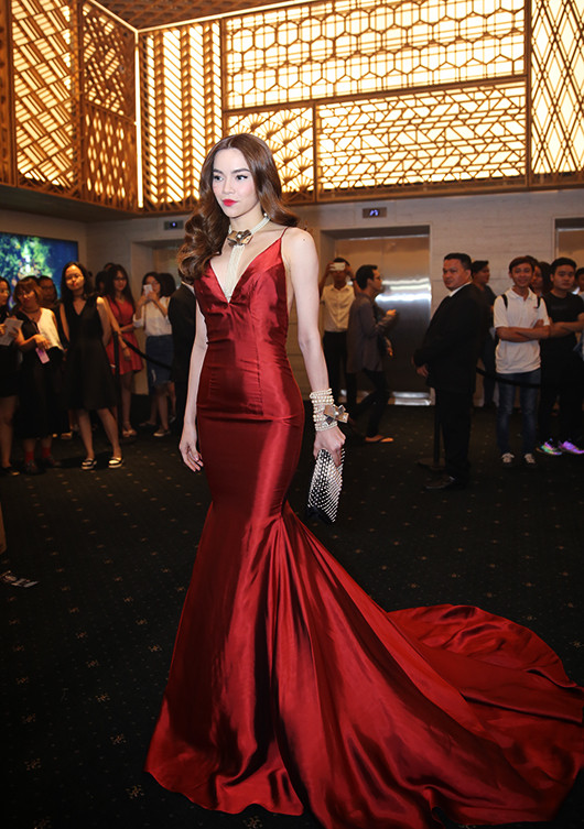 Đến sự kiện, Hồ Ngọc Hà diện bộ đầm đỏ dáng hoa loa kèn của Lý Quí Khánh.